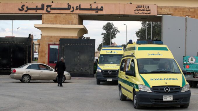 Ambulancias cruzan el paso fronterizo de Rafah entre la Franja de Gaza y Egipto, en Rafah, Egipto, el 19 de noviembre de 2023. EFE/EPA/KHALED ELFIQI
