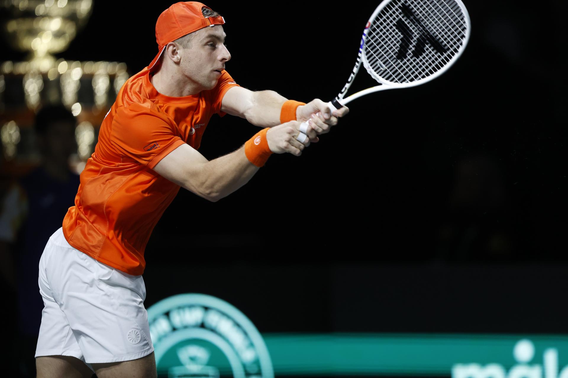 El tenista Tallon Griekspoor, de Paises Bajos, durante el segundo partido de la tercera eliminatoria de la fase final de la Copa Davis 2023 contra el italiano Jannik Sinner. EFE/ Jorge Zapata
