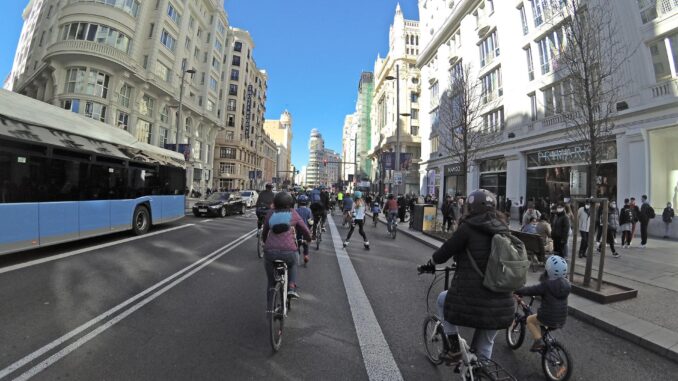 Fotografía de archivo de varios ciclistas en una "bicifestación" en Madrid. EFE/Jorge López
