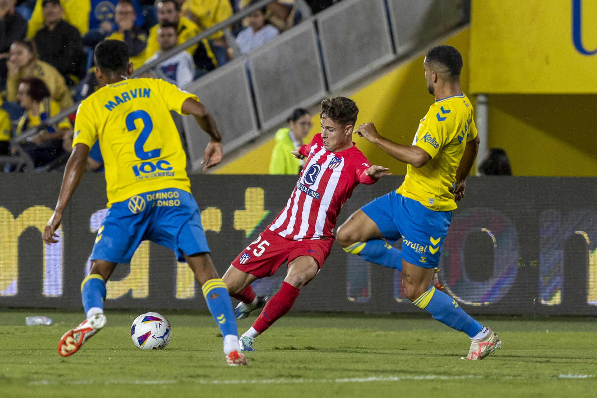 Rodrigo Riquelme, en acción ante Alex Suárez y Marvin.- EFE/Quique Curbelo
