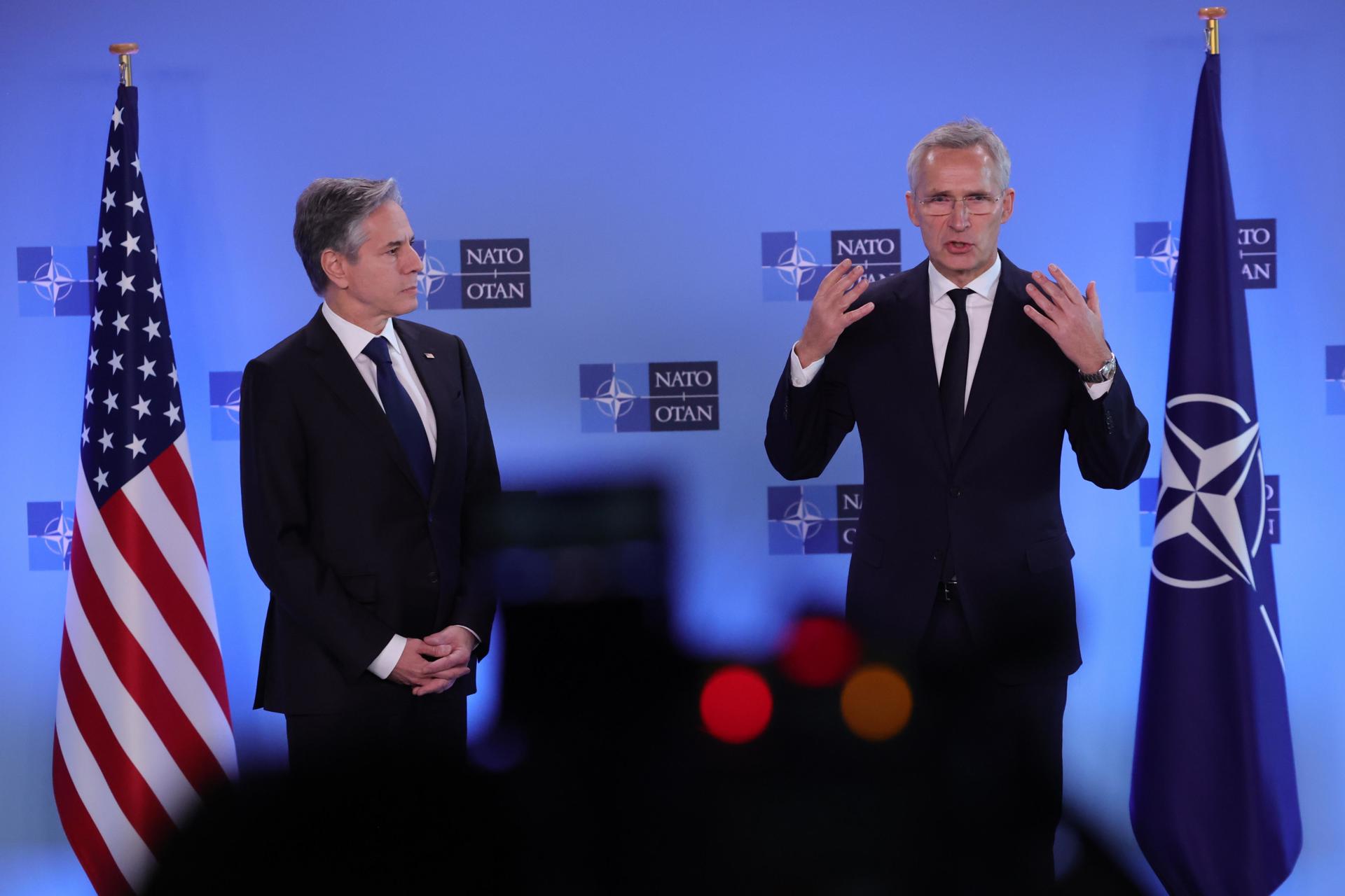 El secretario de Estado de EE.UU., Antony Blinken (izq.), junto al secretario general de la OTAN, Jens Stoltenberg, en una comparecencia ante la prensa al comienzo del Consejo de Ministros de Exteriores de la Alianza Atlántica en Bruselas ese martes. EFE/EPA/OLIVIER MATTHYS
