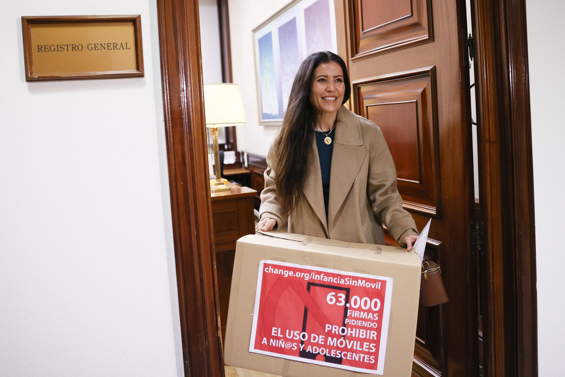 Ángela Sánchez-Pérez Merino, docente de la comunidad de Madrid, posa en el registro general del Congreso de los Diputados después de presentar la lista de firmas recogidas para una campaña de regulación de los teléfonos móviles en menores, que ha organizado junto a otra decente de secundaria, este jueves en Madrid. EFE/ Mariscal
