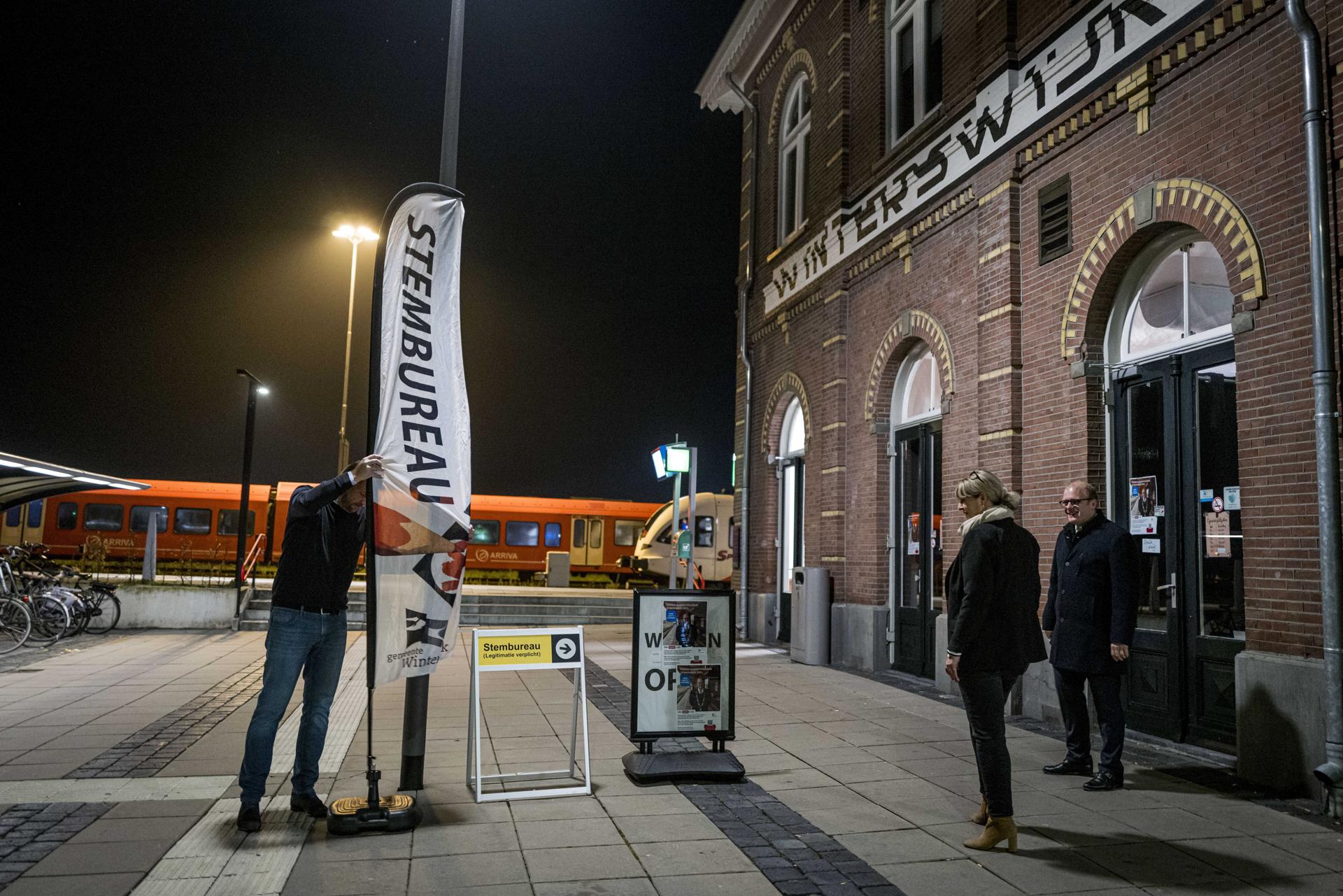 Un colegio electoral en la estación de Winterswijk, en Países Bajos, el 22 de noviembre de 2023. EFE/EPA/Emiel Muijderman
