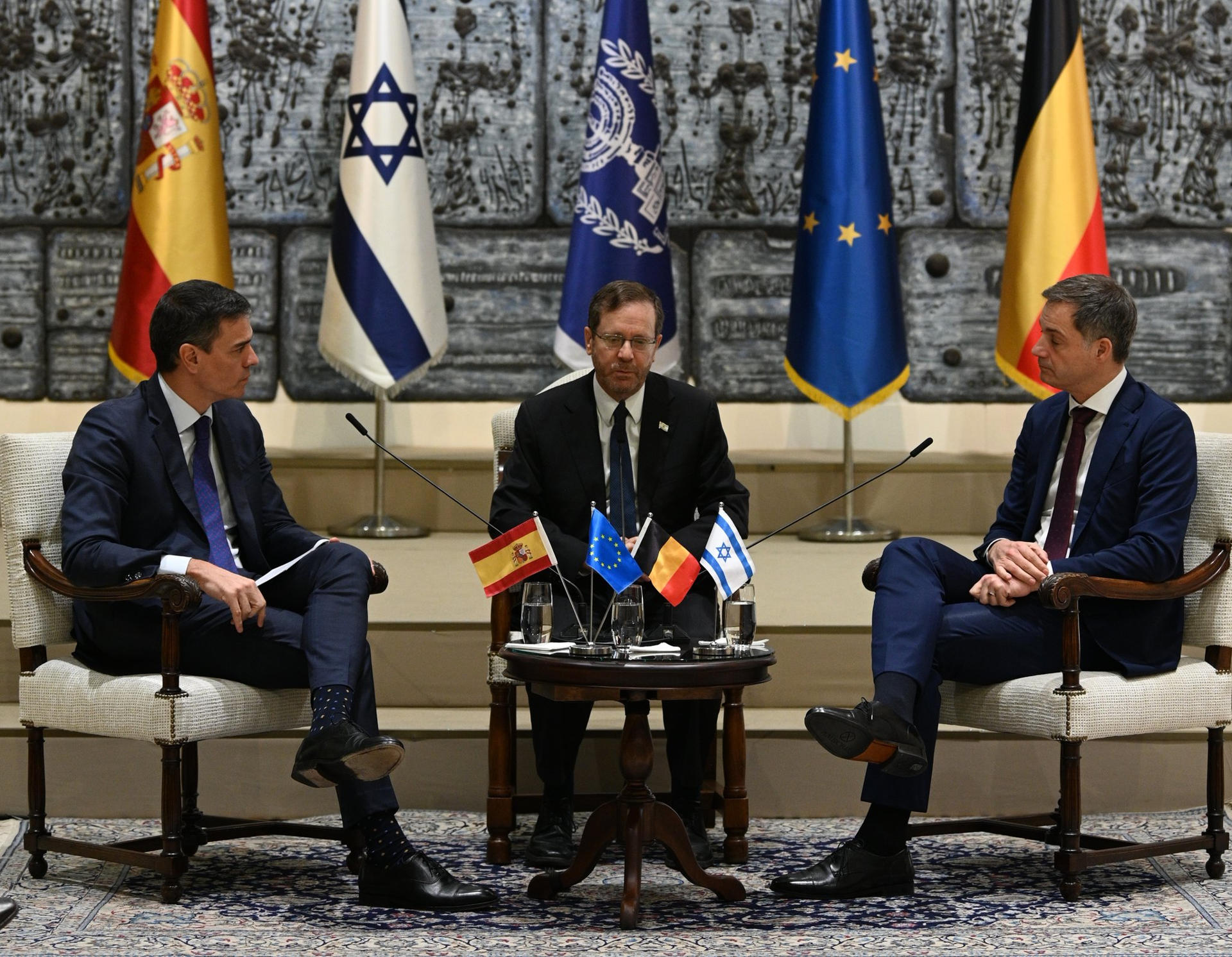 Imagen cedida por la Moncloa del presidente del Gobierno español, Pedro Sánchez (i), y su homólogo belga, Alexander de Croo (d), que mantienen un encuentro con el presidente de Israel, Isaac Herzog (c) este jueves en Jerusalén. EFE/Borja Puig de la Bellacasa/Pool Moncloa SOLO USO EDITORIAL
