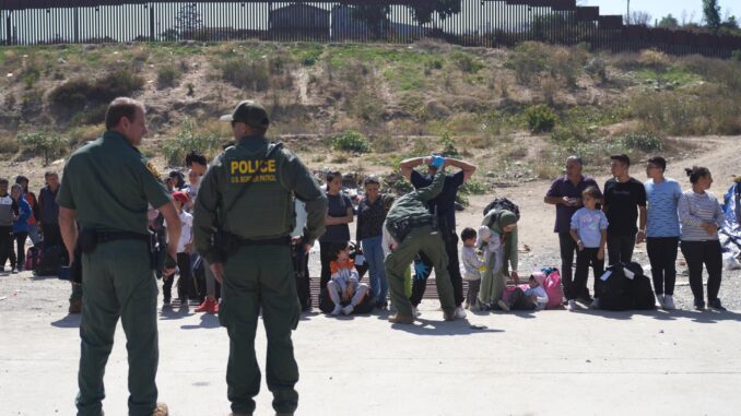 Agentes de la Patrulla Fronteriza de Estados Unidos procesan a migrantes en la frontera sur de EE.UU. con México en San Diego, California. EFE/Allison Dinner
