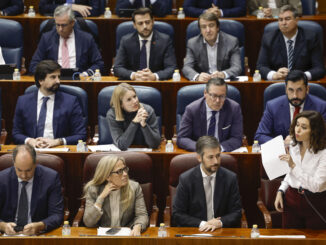 La presidenta de la Comunidad de Madrid, Isabel Díaz Ayuso (d), interviene durante la sesión del pleno de la Asamblea de Madrid, este jueves. EFE/ Sergio Pérez