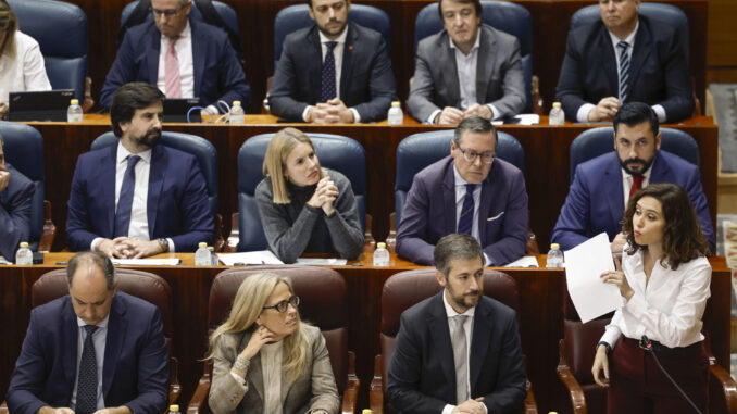 La presidenta de la Comunidad de Madrid, Isabel Díaz Ayuso (d), interviene durante la sesión del pleno de la Asamblea de Madrid, este jueves. EFE/ Sergio Pérez
