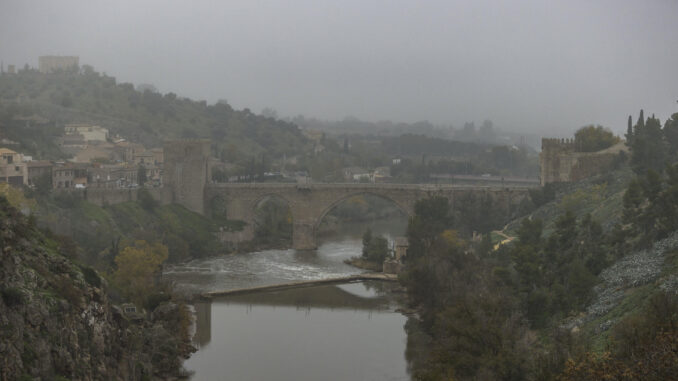 Vista de la ciudad de Toledo cubierto por la niebla, este miércoles. EFE/ Ismael Herrero
