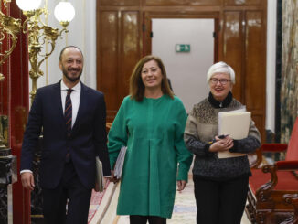 La presidenta del Congreso, Francina Armengol (d), y los diputados socialistas Alfonso Rodríguez de Celis (i) e Isaura Leal a su llegada a la reunión que la Mesa del Congreso celebrada este viernes. EFE/Mariscal