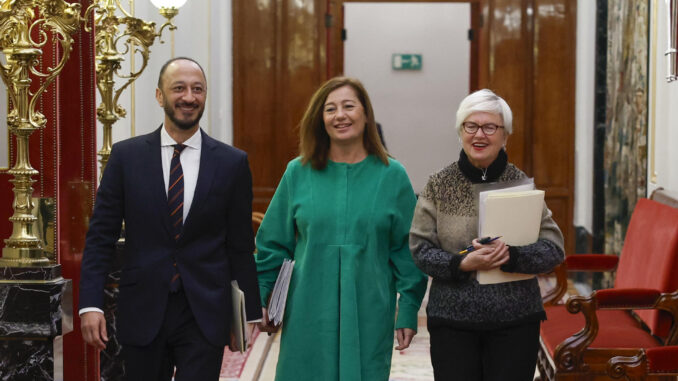 La presidenta del Congreso, Francina Armengol (d), y los diputados socialistas Alfonso Rodríguez de Celis (i) e Isaura Leal a su llegada a la reunión que la Mesa del Congreso celebrada este viernes. EFE/Mariscal
