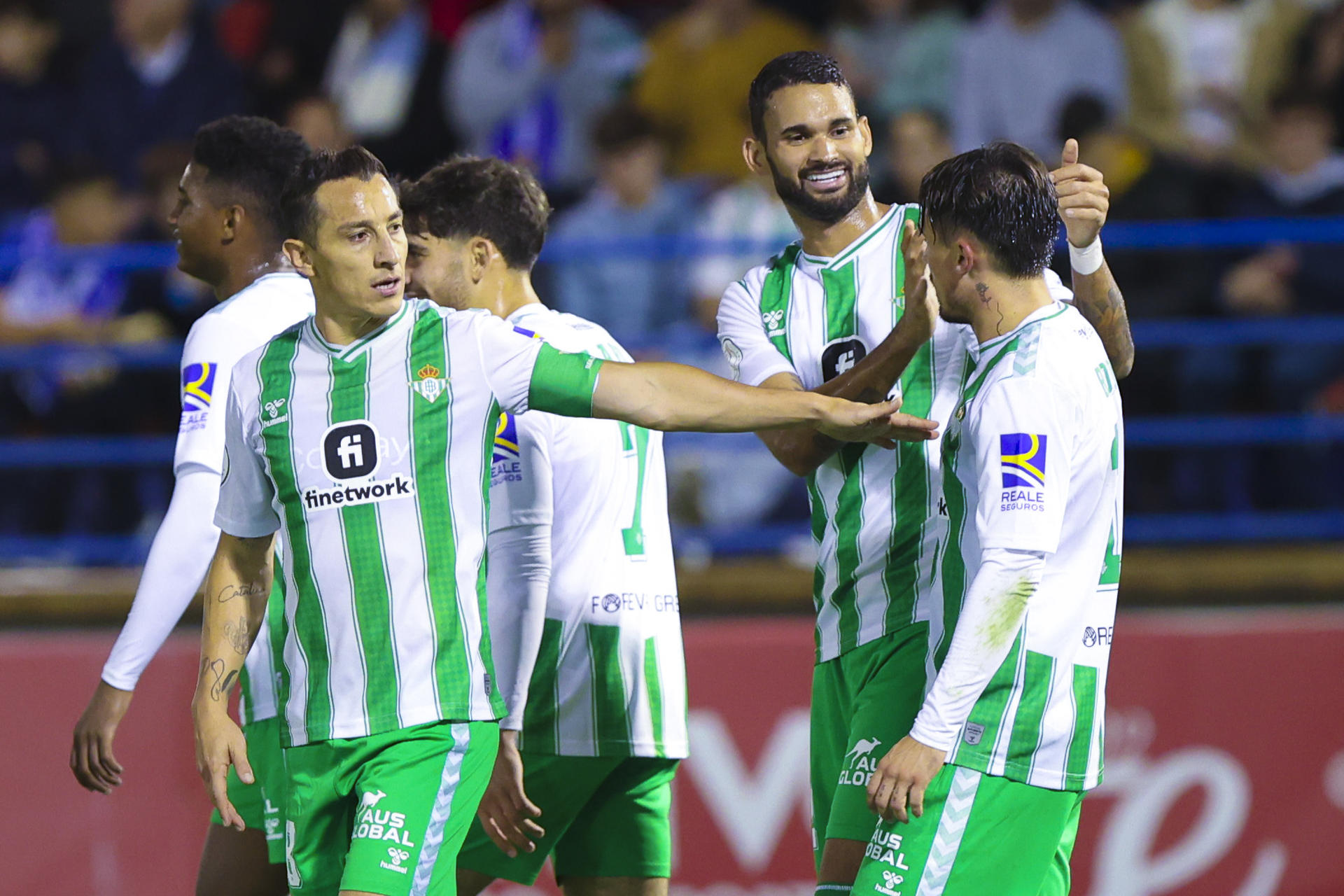 El lateral del Real Betis  Andrés Guardado (i) celebra junto a sus compañeros durante el encuentro de la Copa del Rey en el que el CD Hernán Cortés, equipo que milita en la Primera División Extremeña, se enfrenta al Real Betis Balompié en la primera ronda de la Copa del Rey en Almendralejo (Badajoz). EFE/ Jero Morales
