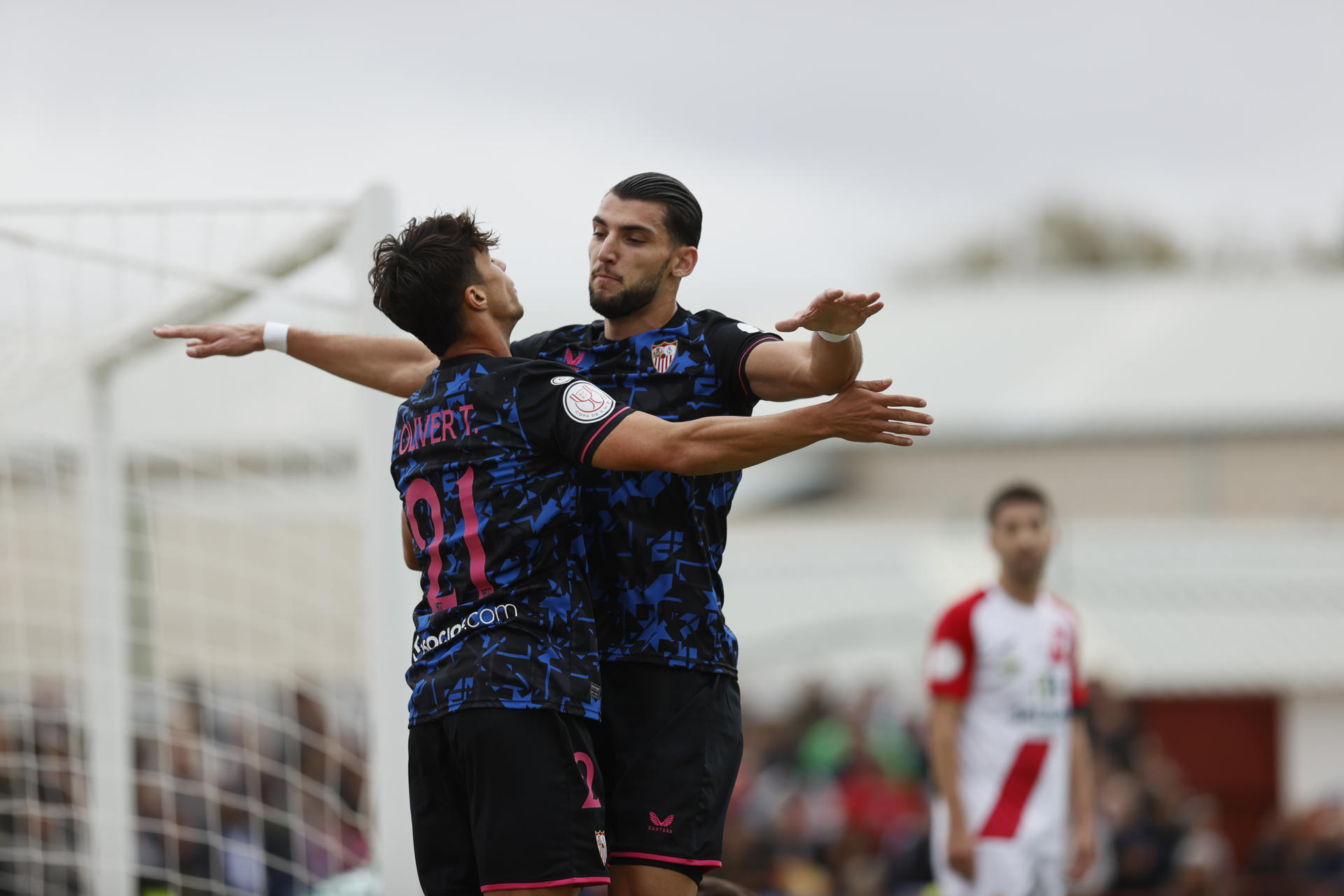 El delantero del Sevilla Rafa Mir (d) celebra con su compañero Óliver Torres (i) tras marcar el 0-1 durante el encuentro de primera ronda de Copa del Rey entre el Club Deportivo Quintanar y el Sevilla FC en el Estadio Alfonso Viller García, en Quintanar de la Orden, Toledo. EFE/ Ismael Herrero
