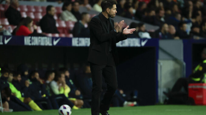 El entrenador del Atlético de Madrid, Diego Pablo Simeone, ha afirmado este lunes por la noche, en una entrevista en "El Larguero" de la Cadena Ser, que para que el futbolista Antoine Griezmann gane un Balón de Oro el equipo tiene que ganar "algo importante". EFE/ Zipi 
. EFE/ Zipi
