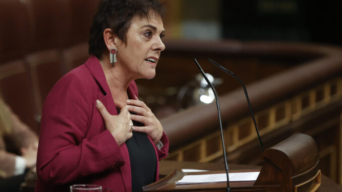 La portavoz de EH Bildu, Mertxe Aizpurua, interviene durante la segunda jornada de la investidura del secretario general del PSOE Pedro Sánchez, este jueves en el Congreso de los Diputados. EFE/Juan Carlos Hidalgo
