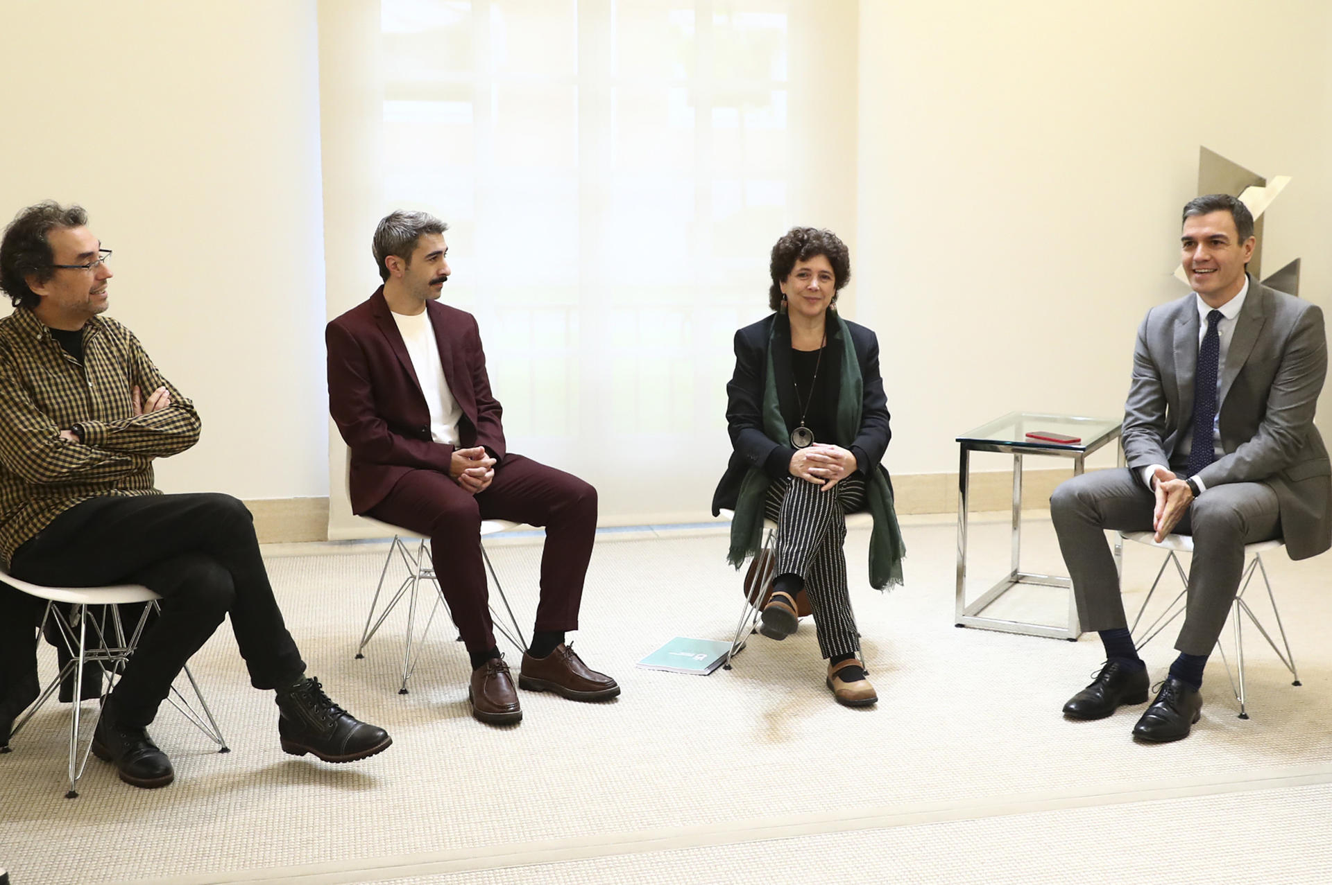 El presidente del Gobierno en funciones, Pedro Sánchez (d) durante la reunión mantenida con los firmantes de un manifiesto de la sociedad civil en favor de la paz en Oriente Medio, este jueves en el Palacio de la Moncloa. EFE/Pool Moncloa/Fernando Calvo/SOLO USO EDITORIAL/SOLO DISPONIBLE PARA ILUSTRAR LA NOTICIA QUE ACOMPAÑA (CRÉDITO OBLIGATORIO)
