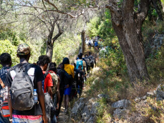 Un grupo de migrantes recién llegados a la isla griega de Samos camina por un sendero rocoso. EFE/ Alicia Gatheron Médicos Sin Fronteras SOLO USO EDITORIAL SOLO DISPONIBLE PARA ILUSTRAR LA NOTICIA QUE ACOMPAÑA (CRÉDITO OBLIGATORIO)