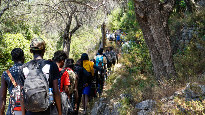 Un grupo de migrantes recién llegados a la isla griega de Samos camina por un sendero rocoso. EFE/ Alicia Gatheron Médicos Sin Fronteras SOLO USO EDITORIAL SOLO DISPONIBLE PARA ILUSTRAR LA NOTICIA QUE ACOMPAÑA (CRÉDITO OBLIGATORIO)
