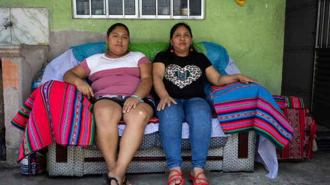 La costurera boliviana Dilma Chilaca (d) y su compañera de trabajo Janet Mamani (i) atienden a EFE en su casa y taller en Sao Paulo (Brasil). EFE/ Isaac Fontana
