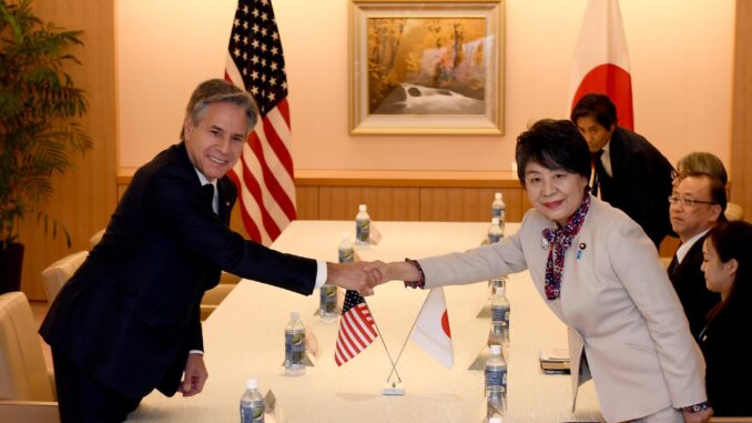 El secretario de estado de los EE.UU., Antony Blinken, saluda a la ministra de Exteriores japonesa, Yoko Kamikawa. EFE/EPA/TOSHIFUMI KITAMURA / POOL
