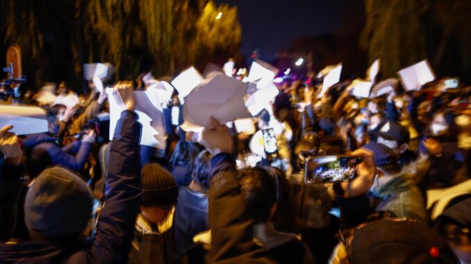 Imagen de archivo de una protesta contra la política del covid cero en Pekín. EFE/EPA/MARK R. CRISTINO
