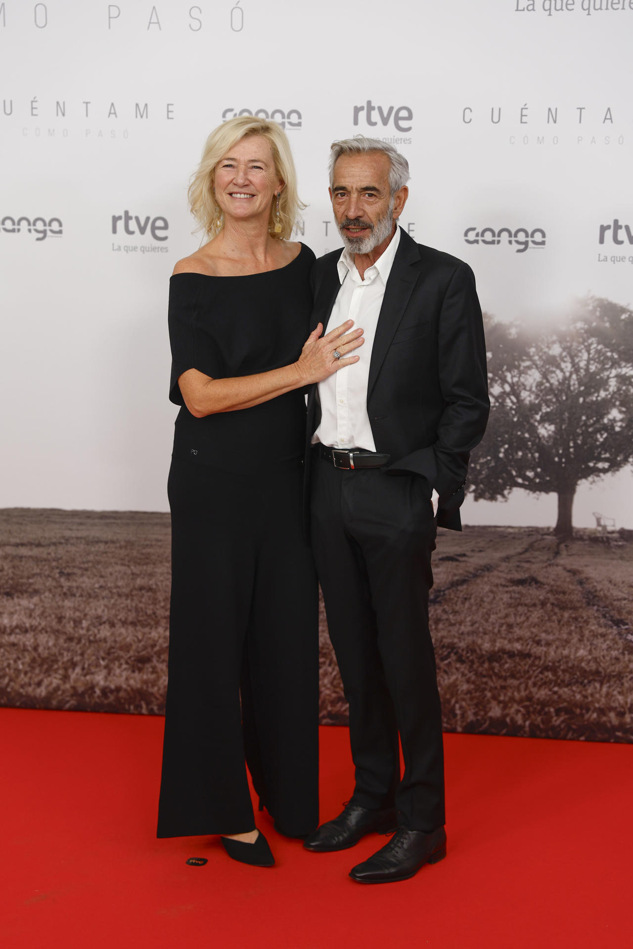 La actriz Ana Duato y el actor Imanol Arias posan este martes durante el pase gráfico del preestreno del último capítulo de la temporada 23 de ‘Cuéntame cómo pasó’, en los Cines Callao de Madrid. EFE/ Rodrigo Jiménez
