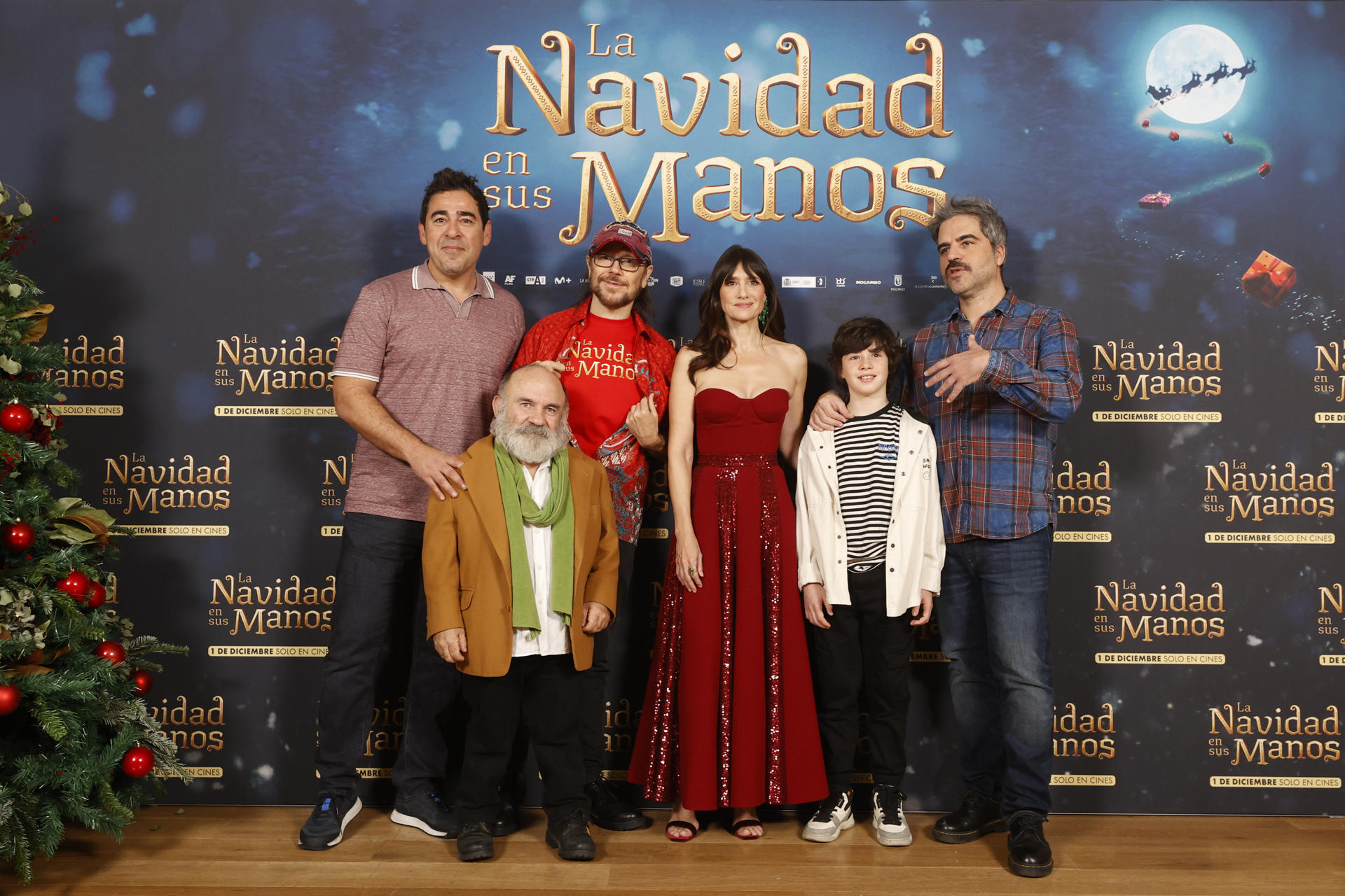 Foto de familia durante la presentación de la comedia 'La Navidad en sus manos', del director Joaquín Mazón, este miércoles en Madrid.EFE/ Javier Lizón

