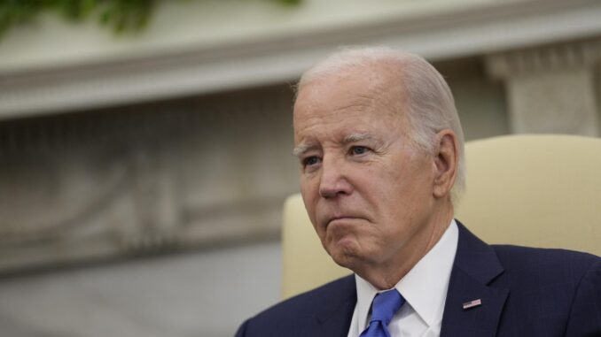 El presidente de EE.UU., Joe Biden, durante una reunión en la Casa Blanca con el presidente de Costa Rica, Luis Abinader (fuera de cuadro), este 2 de noviembre de 2023. EFE/Chris Kleponis /CNP/Pool
