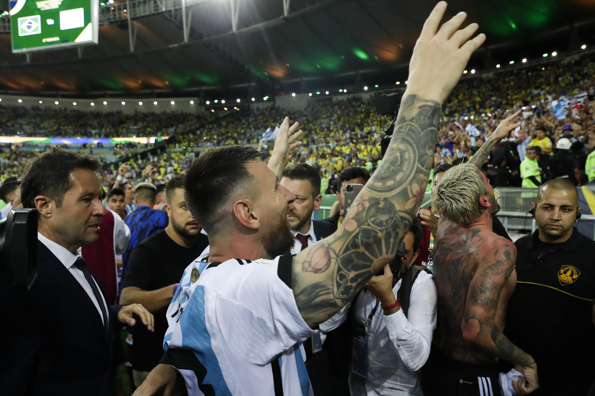 Lionel Messi de Argentina celebra tras vencer a Brasil este 21 de noviembre de 2023, en un partido de las eliminatorias para la Copa Mundo de Fútbol de 2026 en el estadio Maracaná en Río de Janeiro (Brasil). EFE/ Andre Coelho
