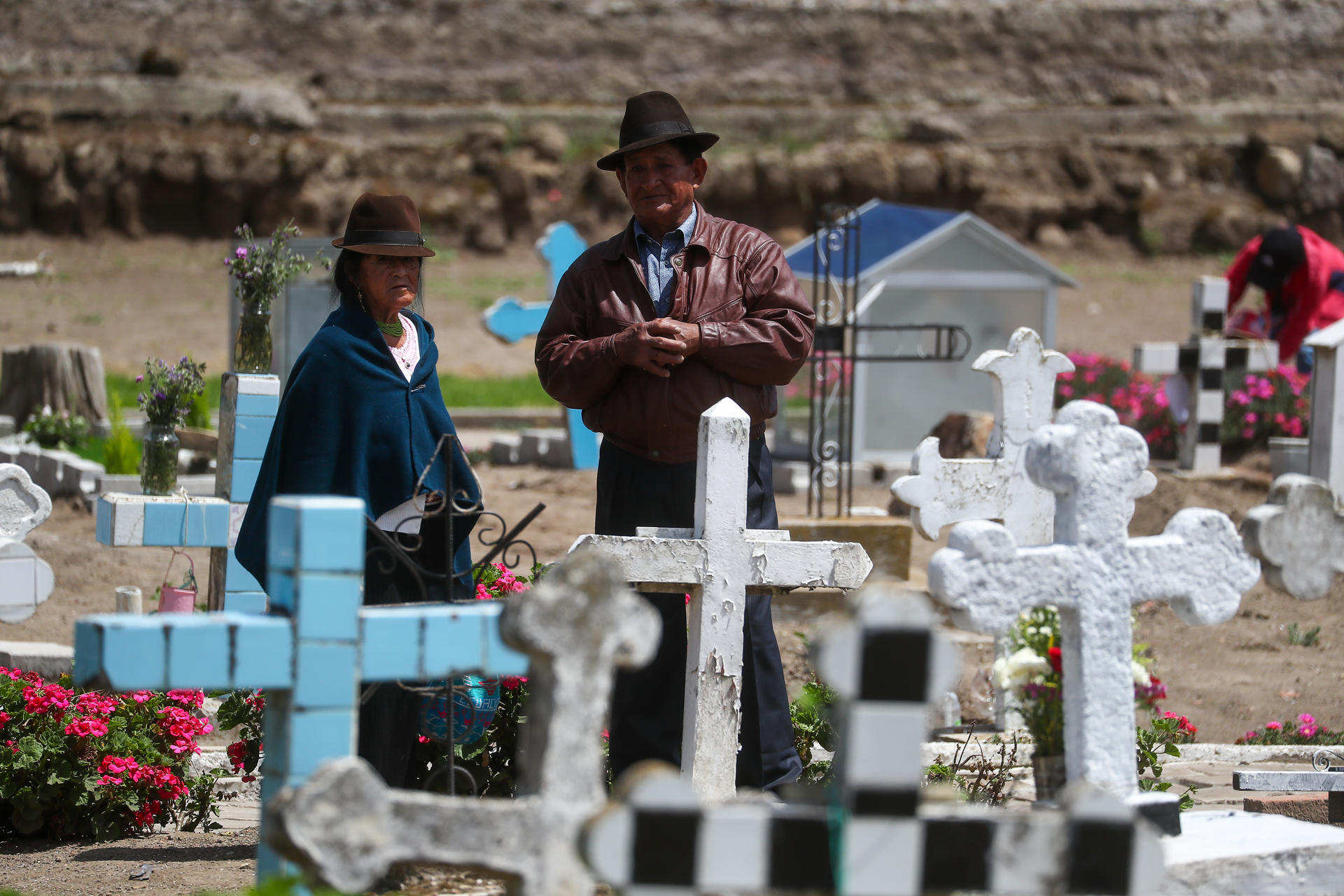 Indígenas acuden hoy con los mejores manjares para conversar con las almas de los suyos que se han ido, en la población San Juan Bautista de Punín, un pintoresco pueblito enclavado en el corazón de los Andes (Ecuador). EFE/José Jácome
