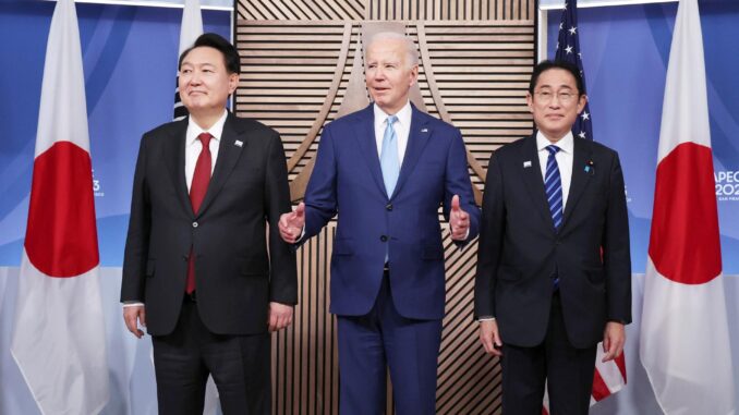 (I-D) el Presidente surcoreano Yoon Suk Yeol, el Presidente estadounidense Joe Biden y el primer Ministro japonés Fumio Kishida este 16 de noviembre de 2023. EFE/EPA/YONHAP COREA DEL SUR FUERA
