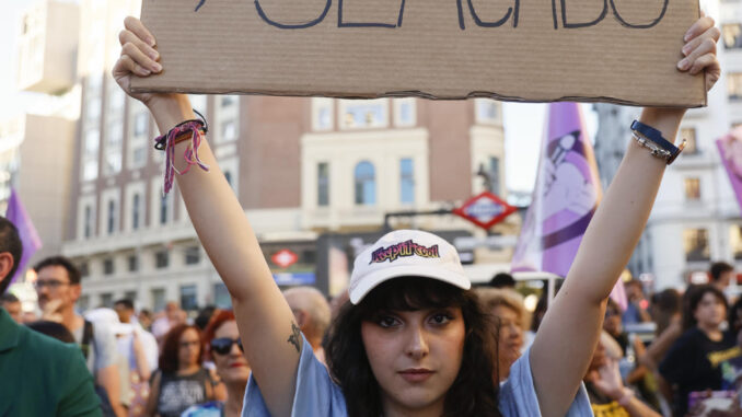 Una joven participa en una manifestación en apoyo a las jugadoras de la Selección española de fútbol, y en concreto de Jenni Hermoso, en Madrid, en agosto de 2023. EFE/ Mariscal
