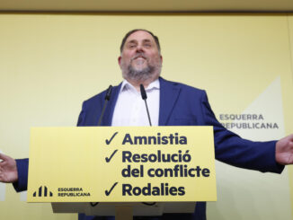 El líder de ERC, Oriol Junqueras, durante la rueda de prensa que ha ofrecido este jueves en Barcelona en la que ha asegurado que con el acuerdo entre su partido y el PSOE para la investidura de Pedro Sánchez, "quien gana es Cataluña", y en ese sentido ha pedido "máxima responsabilidad" a Junts: "Quiero pensar que todos los espacios políticos ayudarán a que esto vaya bien". EFE/Quique García