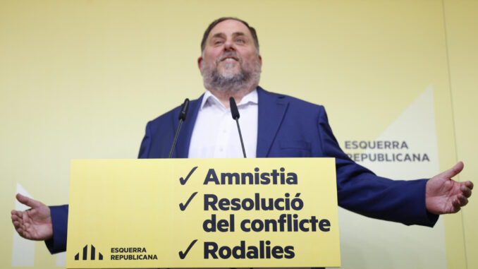 El líder de ERC, Oriol Junqueras, durante la rueda de prensa que ha ofrecido este jueves en Barcelona en la que ha asegurado que con el acuerdo entre su partido y el PSOE para la investidura de Pedro Sánchez, "quien gana es Cataluña", y en ese sentido ha pedido "máxima responsabilidad" a Junts: "Quiero pensar que todos los espacios políticos ayudarán a que esto vaya bien". EFE/Quique García
