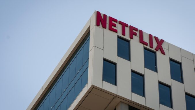 Logo de Netflix en uno de los edificios de la compañía en Los Ángeles (EE. UU). EFE/ Christian Monterrosa
