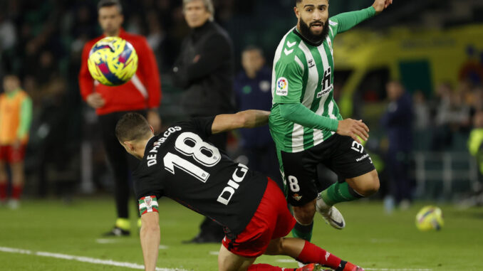 El centrocampista francés del Real Betis Nabil Fekir (d). EFE/ Julio Muñoz
