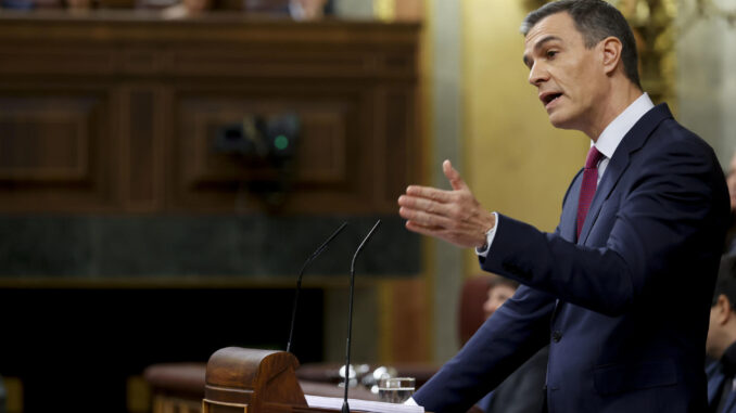 El presidente del Gobierno en funciones, Pedro Sánchez, comienza su intervención en el primer día del debate de investidura en el que pone su nuevo programa de Gobierno y pide la confianza a la Cámara para revalidar su mandato en la Moncloa, este miércoles en Madrid. EFE/ Javier Lizón
