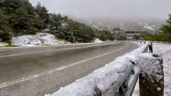 Primeras nieves en el puerto de Navacerrada (Madrid) este viernes de noviembre tras el paso de la borrasca Ciarán. EFE/Juan Yagüe
