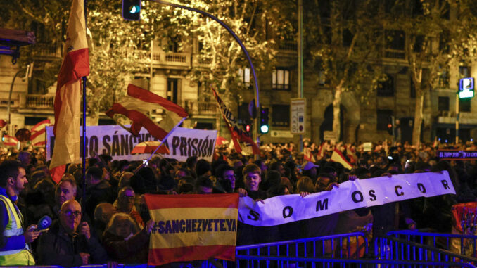 Centenares de personas participan en la manifestación convocada contra la amnistía, este miércoles en las inmediaciones de la sede del PSOE en Ferraz, en Madrid. EFE/Rodrigo Jiménez
