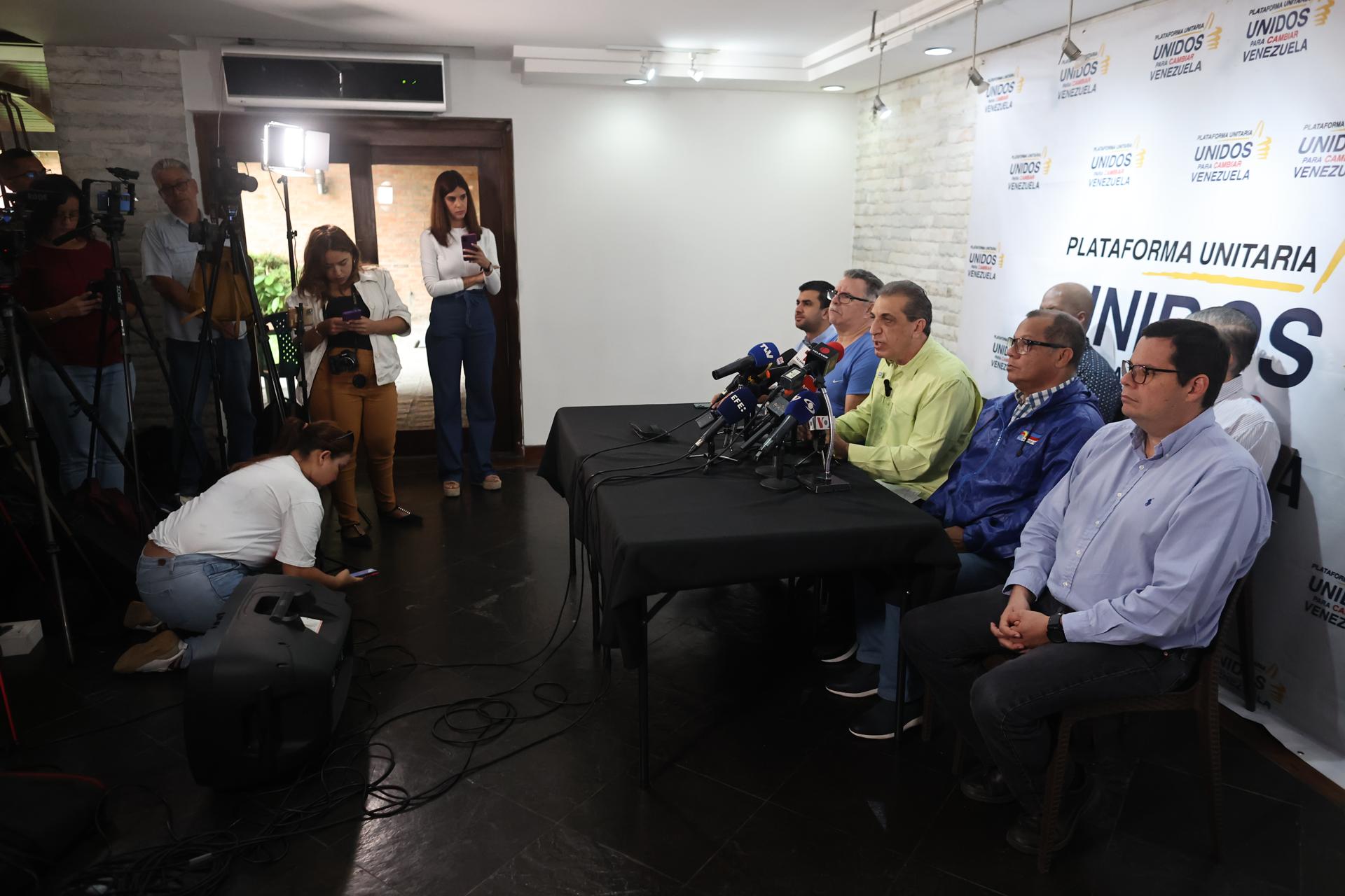 Biagio Pilieri (3-d) representante de la Plataforma Unitaria Democrática habla hoy, durante una rueda de prensa en Caracas (Venezuela). EFE/ Miguel Gutiérrez
