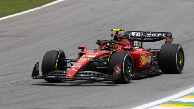 El piloto Carlos Sainz Jr. de la escudería Ferrari participa en la primera práctica libre previa al Gran Premio de Brasil de Fórmula 1, hoy, en el circuito de Interlagos, en Sao Paulo (Brasil). EFE/ Isaac Fontana
