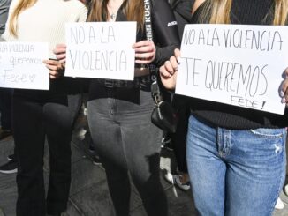 Mas de un centenar de padres y madres se han concentrado este viernes a las puertas del IES Alhama tras la agresión de ayer de dos menores a otro alumno que tuvo que ser evacuado en helicóptero al hospital y que continúa en la Unidad de Cuidados Intensivos (UCI). EFE/Miguel Ángel Molina