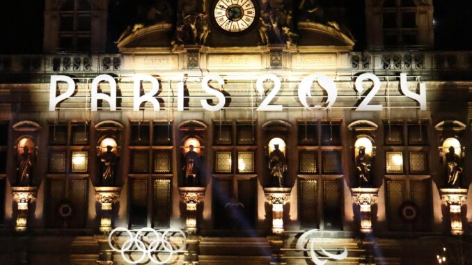 El Ayuntamiento de París decorado por los Juegos Olímpicos 2024. (Francia) EFE/EPA/Mohammed Badra
