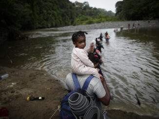 Migrantes cruzan el río Turquesa, en Darién (Panamá), en una fotografía de archivo. EFE/Bienvenido Velasco