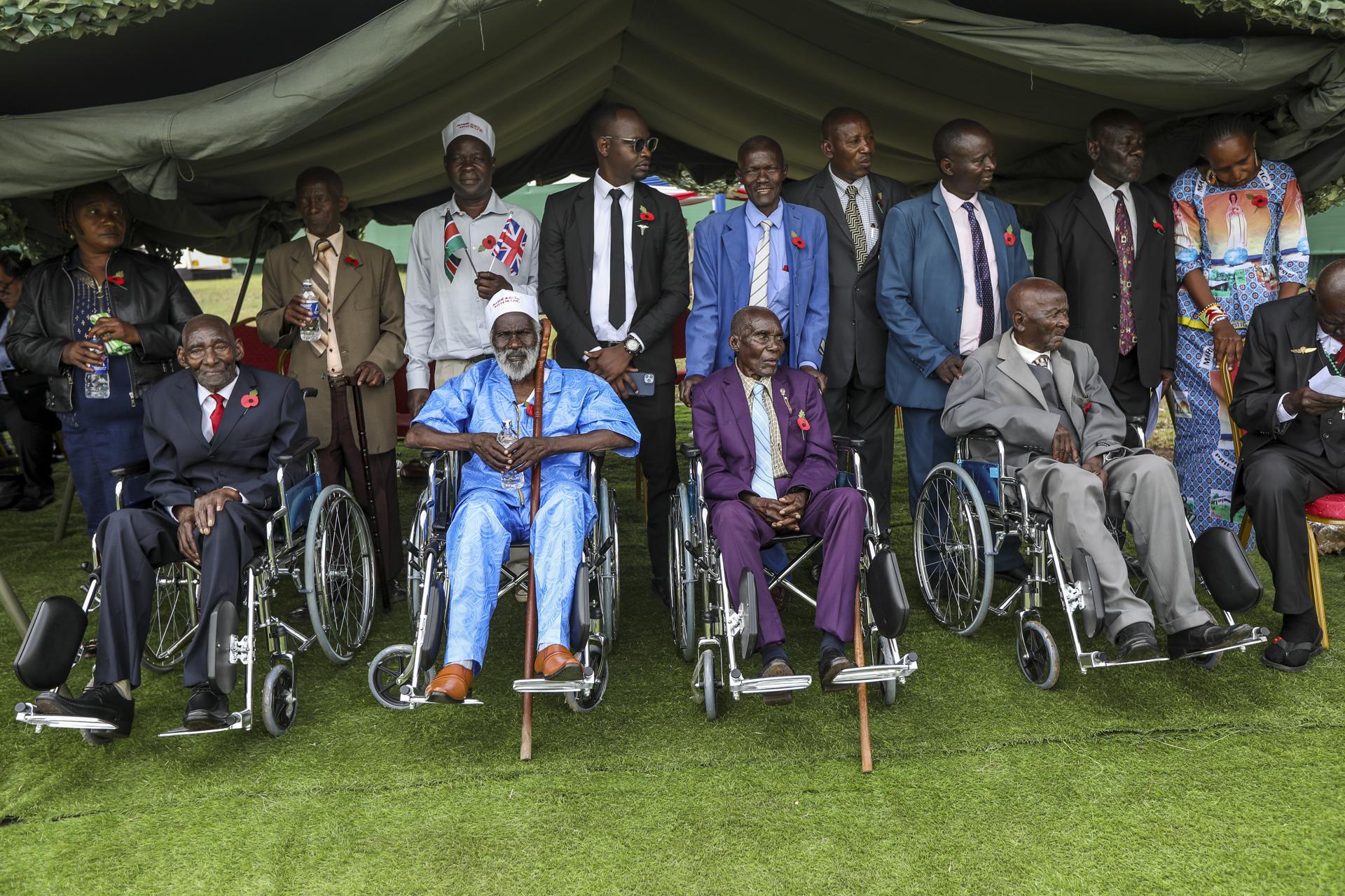 Veteranos kenianos de la Segunda Guerra Mundial esperan reunirse con el rey Carlos III, en visita oficial a Kenia, el 1 de noviembre de 2023. EFE/EPA/DANIEL IRUNGU
