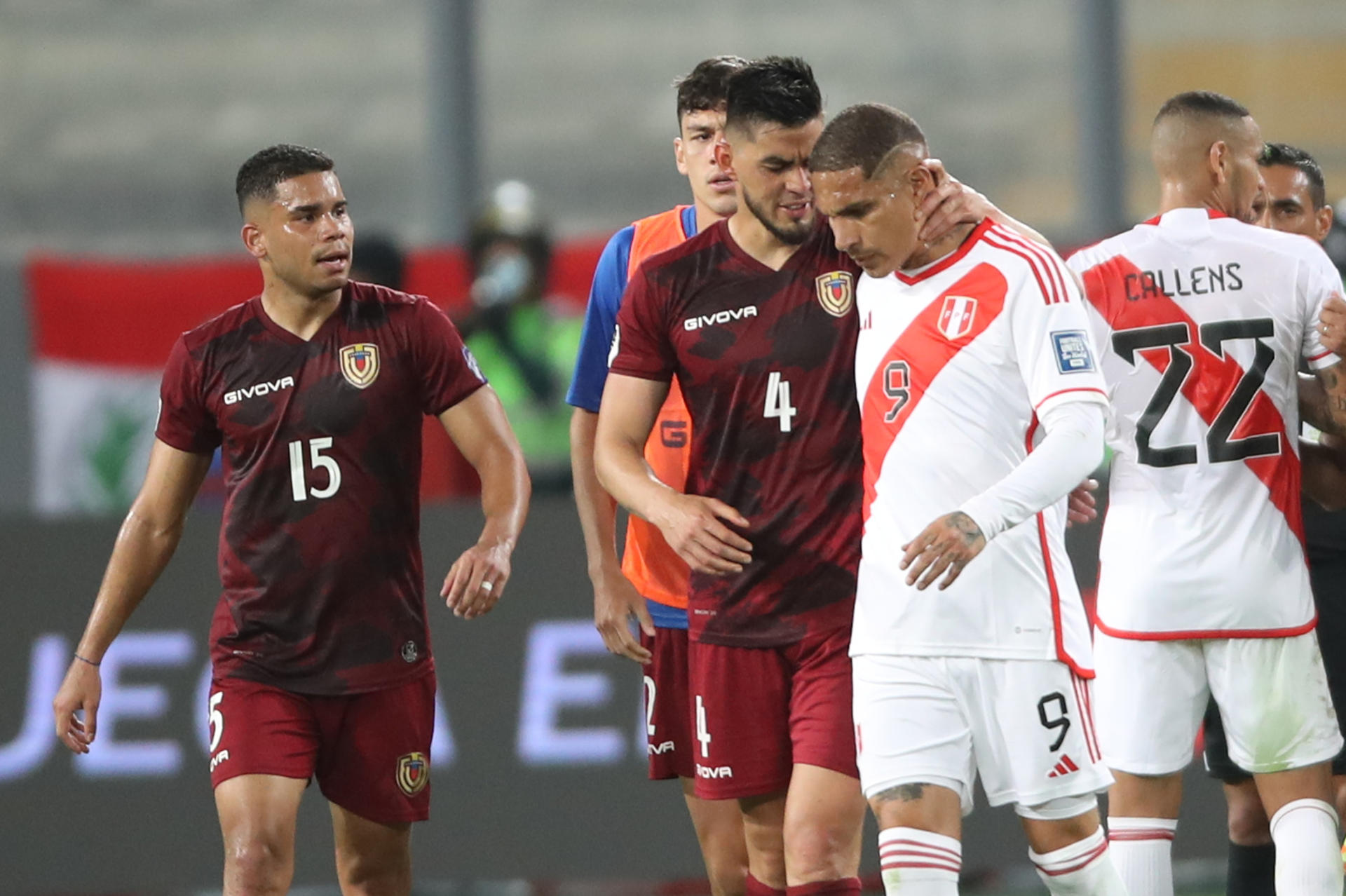 Paolo Guerrero (d) de Perú habla con Wilker Ángel de Venezuela este 21 de noviembre de 2023, en un partido de las eliminatorias ante Venezuela para la Copa Mundo de Fútbol de 2026 en el estadio Nacional en Lima (Perú). EFE/ Paolo Aguilar
