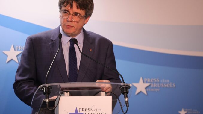 El europarlamentario Carles Puigdemont durante la conferencia de prensa en Bruselas, Bélgica, este jueves. EFE/OLIVIER MATTHYS
