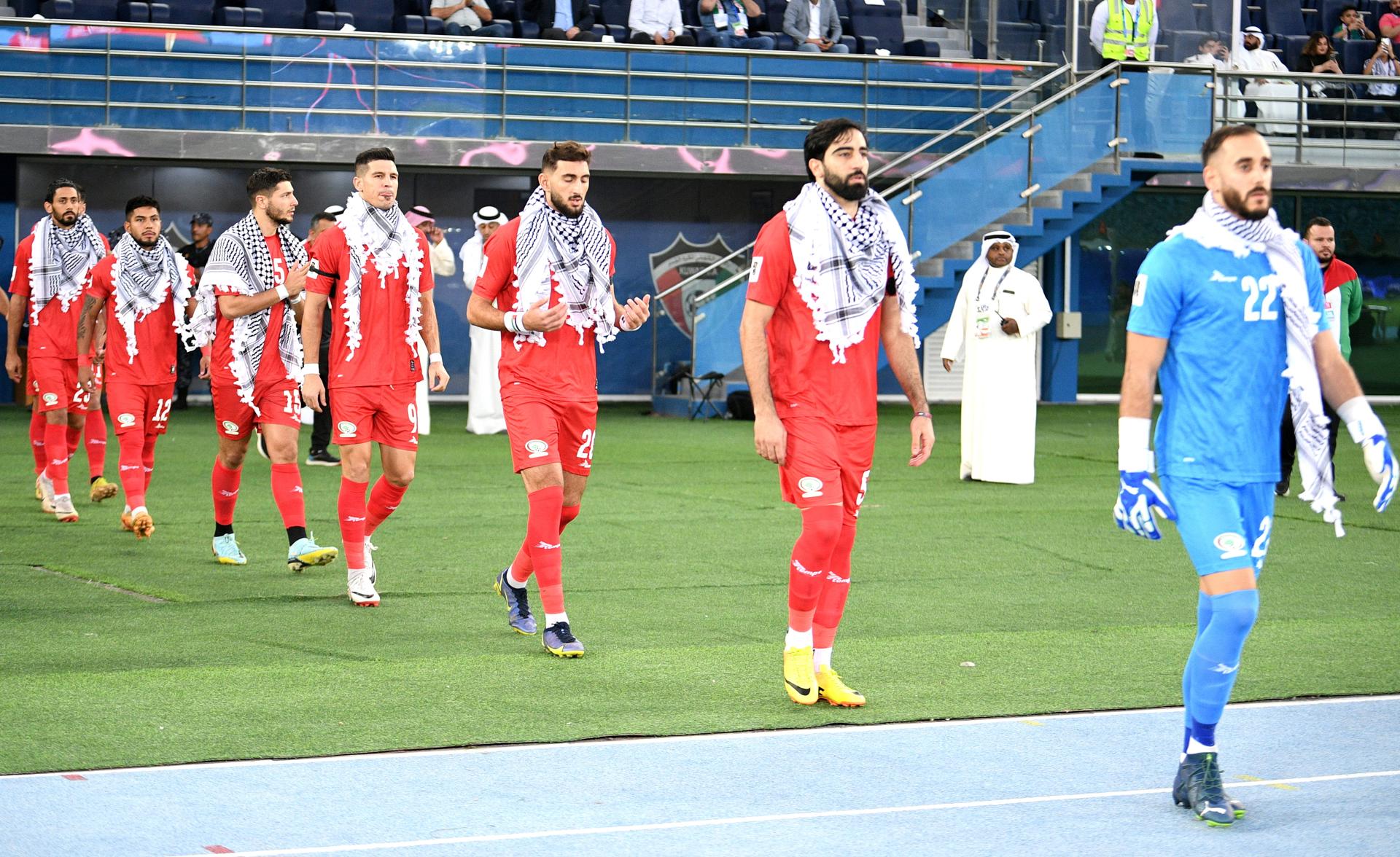 Los jugadores de Palestina posan con su emblemático pañuerlo ante de el amistoso contra Australia jugado en Kuwait. EFE/EPA/NOUFAL IBRAHIM
