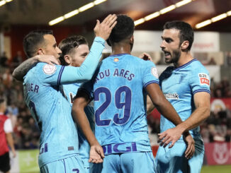 El delantero del Athletic Malcom Adu Ares (2-d) celebra con sus compañeros tras marcar el segundo gol ante el Rubí, durante el encuentro correspondiente a la primera eliminatoria de la Copa del Rey que disputan en el estadio Can Rosés de la localidad barcelonesa. EFE/Alejandro García