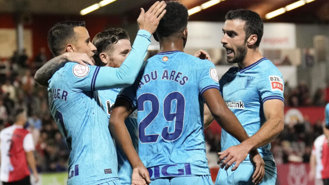 El delantero del Athletic Malcom Adu Ares (2-d) celebra con sus compañeros tras marcar el segundo gol ante el Rubí, durante el encuentro correspondiente a la primera eliminatoria de la Copa del Rey que disputan en el estadio Can Rosés de la localidad barcelonesa. EFE/Alejandro García
