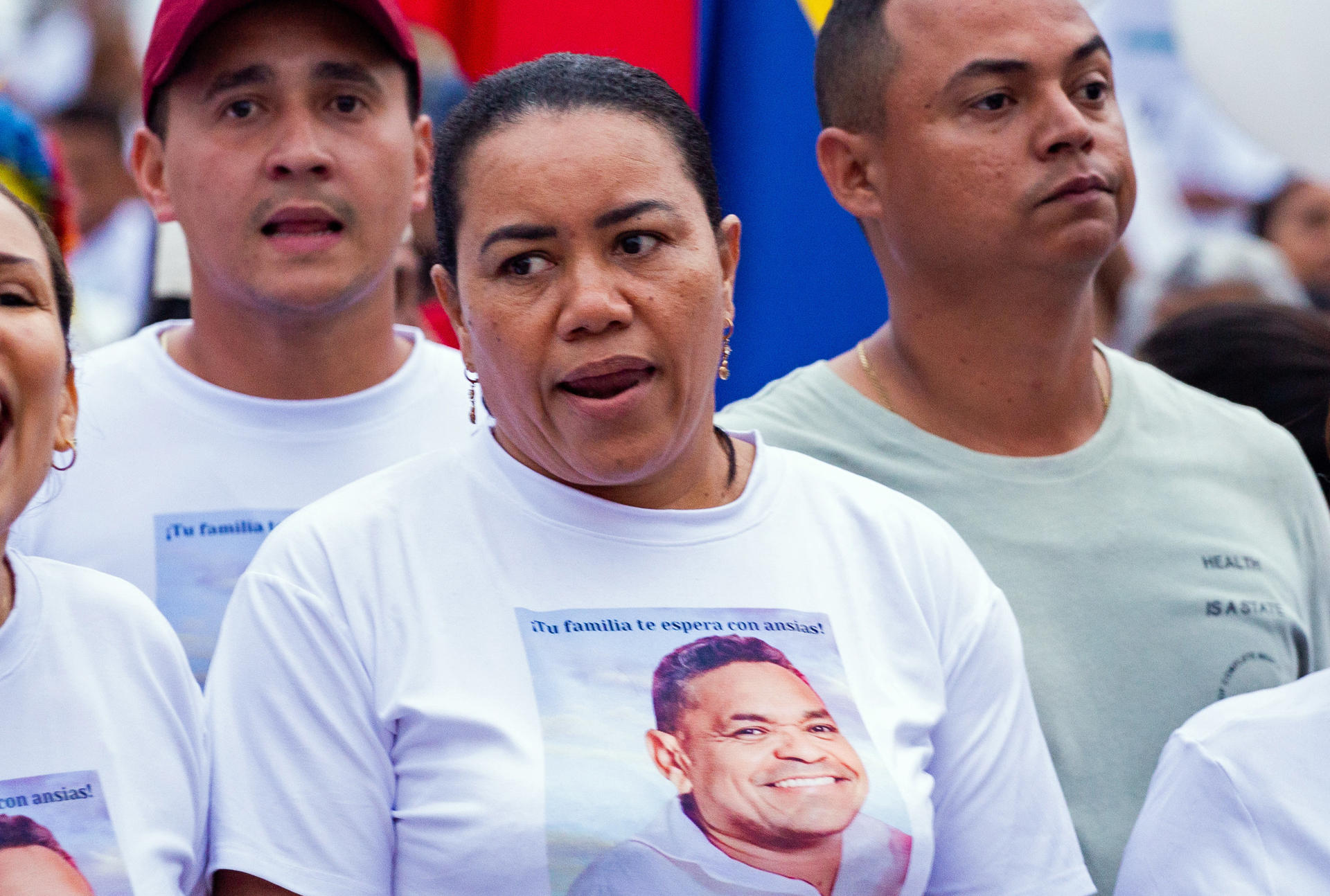 Silenis Marulanda, madre del futbolista colombiano Luis Díaz, marcha, el 31 de octubre de 2023, junto a amigos, familiares y habitantes del municipio de Barrancas para pedir la liberación de su esposo y padre del deportista, Luis Manuel Díaz, secuestrado el sábado pasado, en Barrancas, La Guajira (Colombia). EFE/ Carrillo Fonseca
